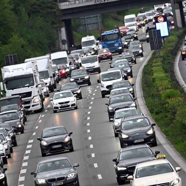 Autos fahren im dichten Berufsverkehr am Morgen über die Autobahn 57 bei Köln.