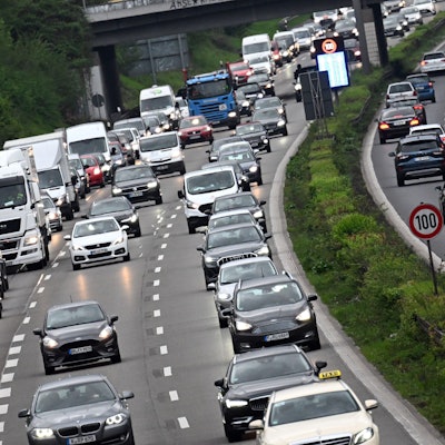 Autos fahren im dichten Berufsverkehr am Morgen über die Autobahn 57 bei Köln.