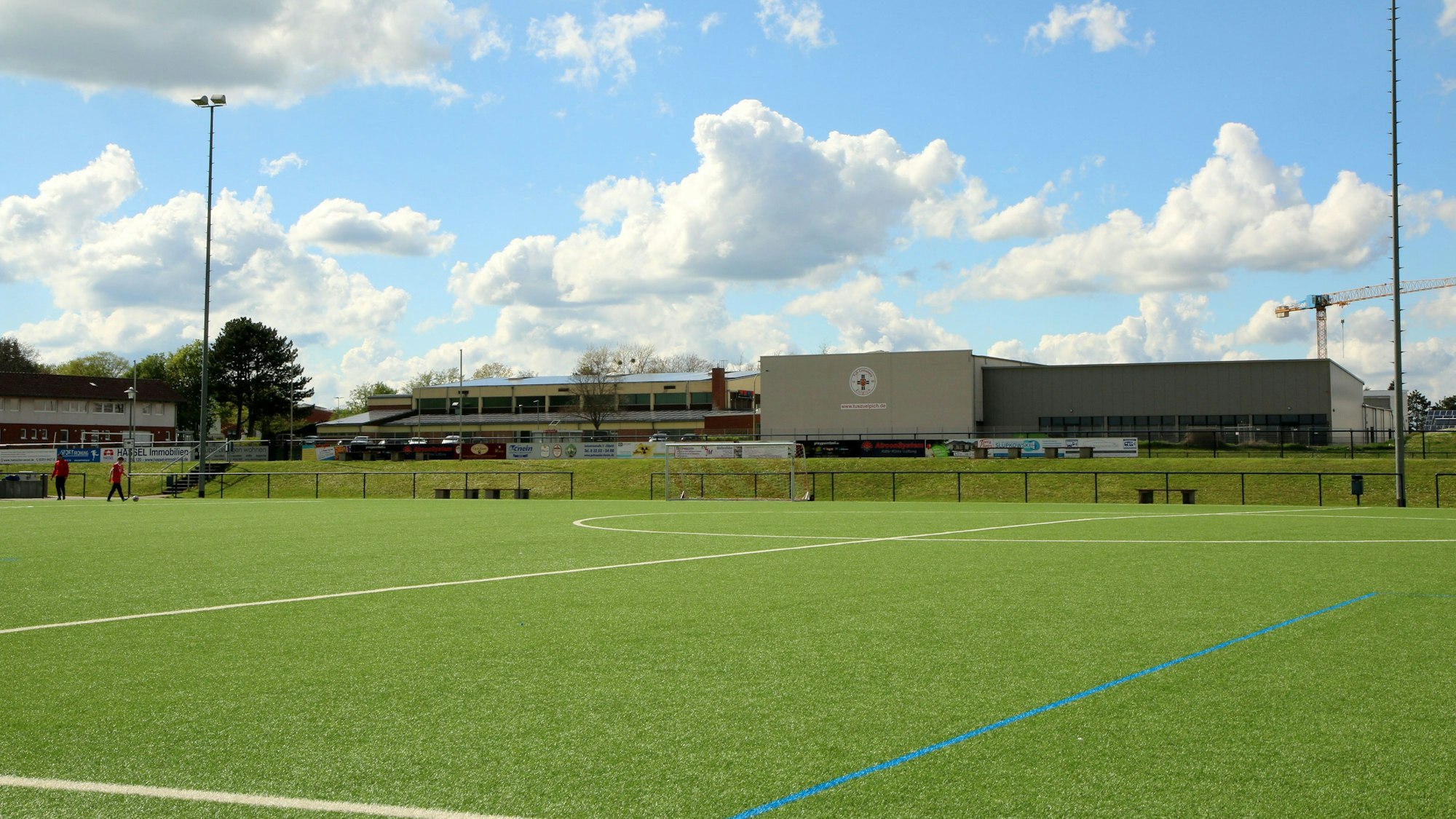 Blick auf den Kunstrasen und die tolle Infrastruktur: Der TuS Zülpich will in den kommenden Jahren den Traum von der Landesliga verwirklichen.
