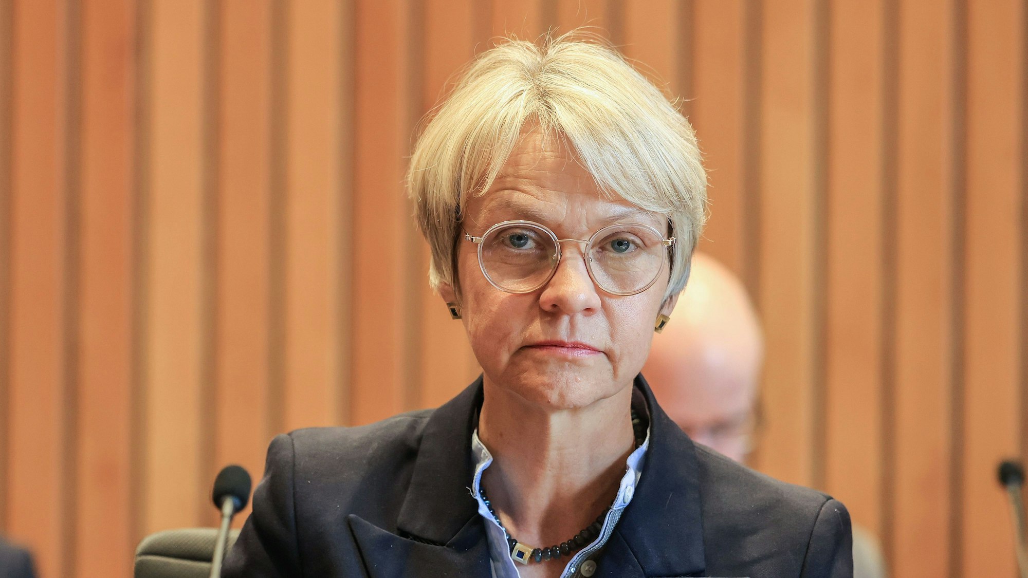 ARCHIV - 21.04.2023, Nordrhein-Westfalen, Düsseldorf: Dorothee Feller (CDU), Schulministerin, sitzt im Schulausschuss des Landtags in Nordrhein-Westfalen. In einer Sondersitzung arbeitet der Schulausschuss des Landtags den misslungenen Start der diesjährigen Abiturprüfungen auf. (Zu dpa: «Schulministerium: Nach IT-Pannen mehr Ärger zu befürchten») Foto: Oliver Berg/dpa +++ dpa-Bildfunk +++