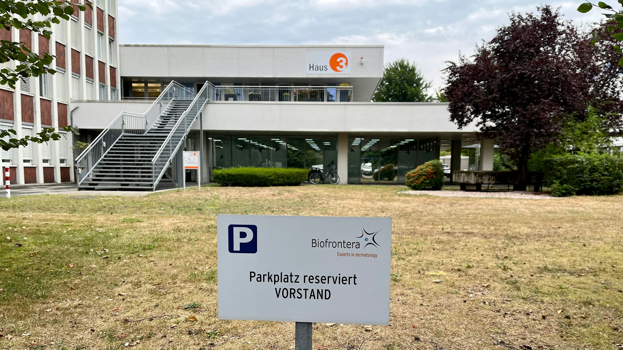 Der Vorstandsparkplatz von Biofrontera in Leverkusen-Manfort