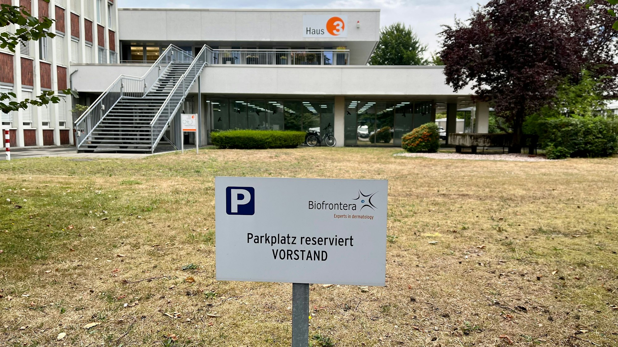 Der Vorstandsparkplatz von Biofrontera in Leverkusen-Manfort