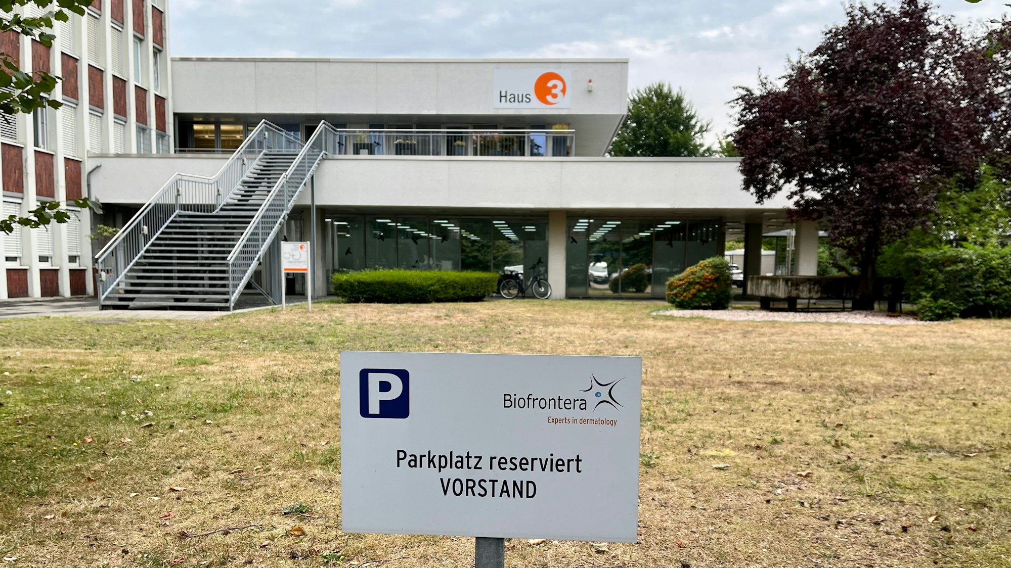 Der Vorstandsparkplatz von Biofrontera in Manfort