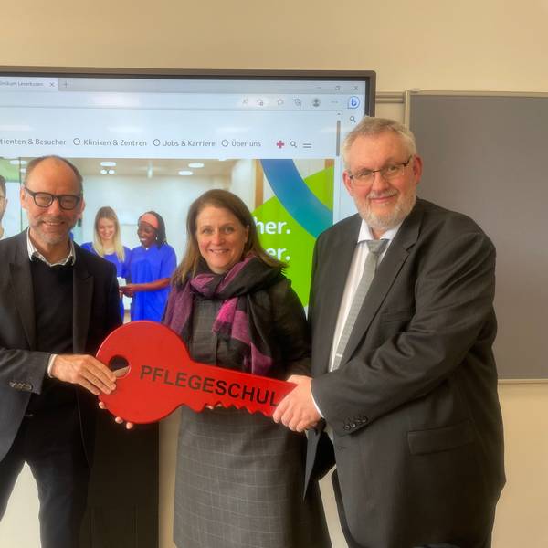 Baulleiter Bernd Hartmann (l.) übergibt den symbolischen Schlüssel zum neuen Gebäude der Pflegeschule am Klinikum Leverkusen an Geschäftsführerin Anja Mitrenga-Theusinger und Schulleiter Frank Hansen.
