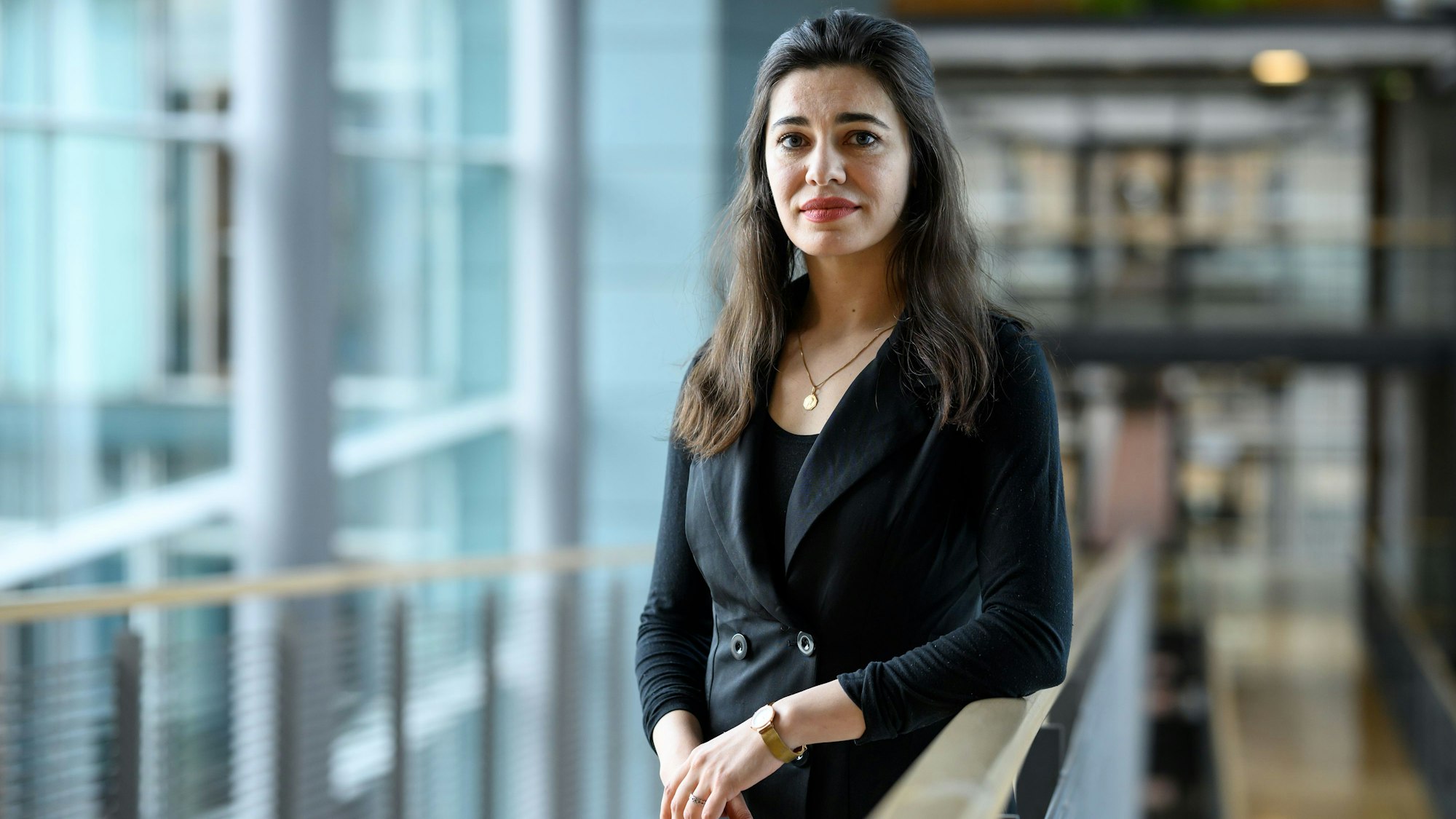 Gazelle Sharmahd steht nach ihrem Gespräch mit dem Vorsitzenden der CDU/CSU-Bundestagsfraktion, Merz, im Deutschen Bundestag.