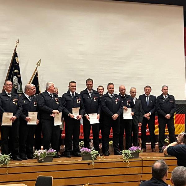 Es sind einige der Feuerwehrmänner auf der Bühne zu sehen.