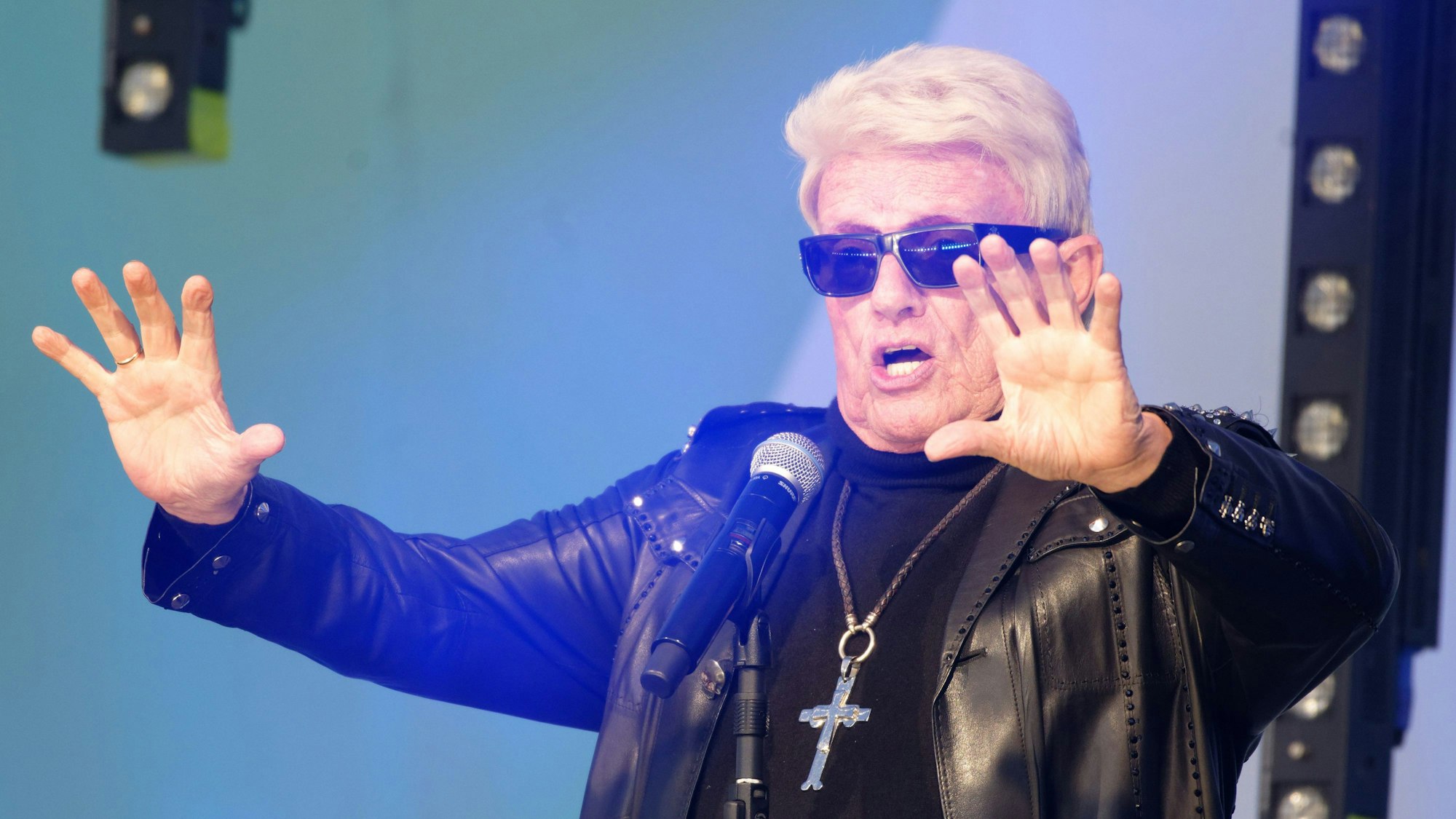 Der Sänger Heino steht 2020 bei einem Konzert auf der Bühne.