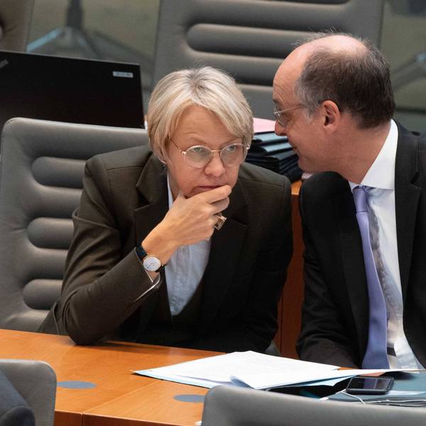 Schulministerin Dorothee Feller (CDU) spricht im Plenarsaal des NRW-Landtags mit ihrem Staatssekretär Urban Mauer.