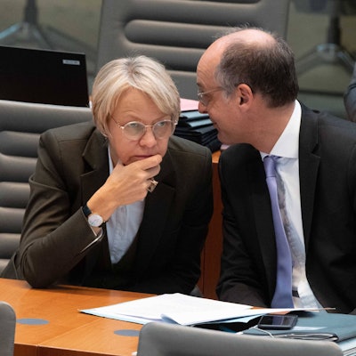 Schulministerin Dorothee Feller (CDU) spricht im Plenarsaal des NRW-Landtags mit ihrem Staatssekretär Urban Mauer.