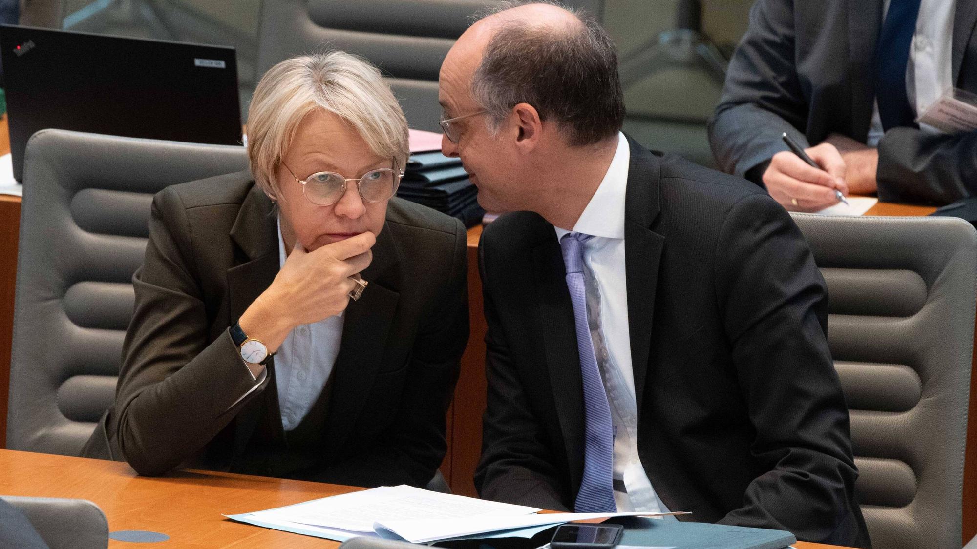 Schulministerin Dorothee Feller (CDU) spricht im Plenarsaal des NRW-Landtags mit ihrem Staatssekretär Urban Mauer.