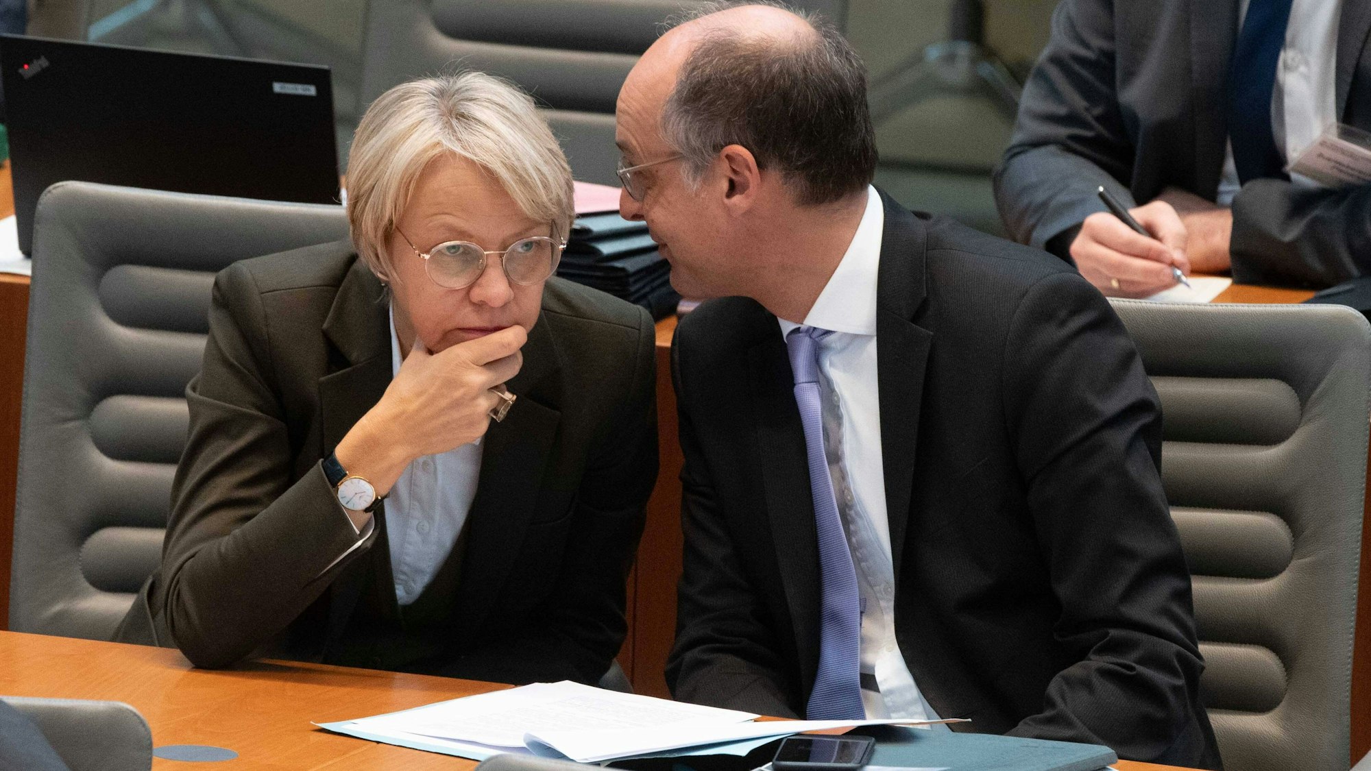 Schulministerin Dorothee Feller (CDU) spricht im Plenarsaal des NRW-Landtags mit ihrem Staatssekretär Urban Mauer.