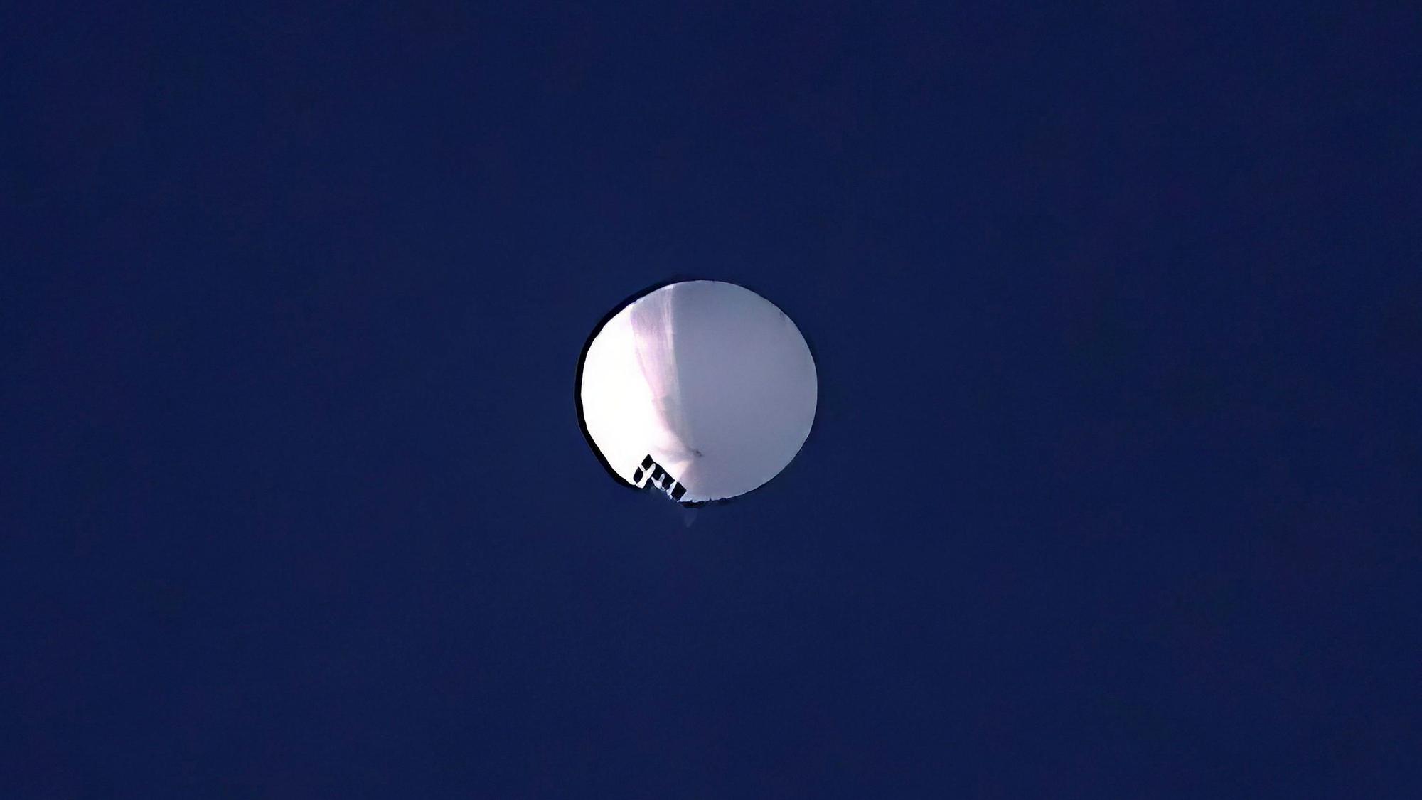 Dieser chinesische Spionageballon wurde im Februar über dem Norden der USA gesichtet und später abgeschossen. Nun ist ein neuer Ballon aufgetaucht, China soll diesmal aber nicht unter Verdacht stehen.
