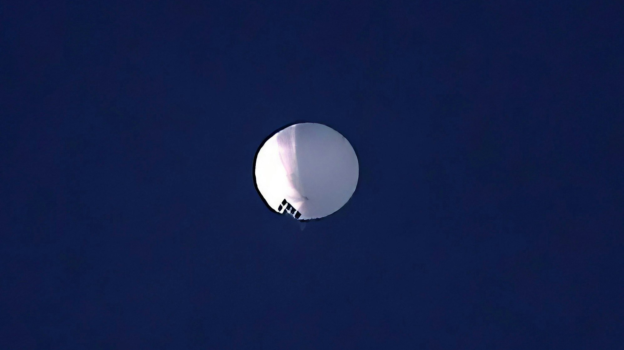 Dieser chinesische Spionageballon wurde im Februar über dem Norden der USA gesichtet und später abgeschossen. Nun ist ein neuer Ballon aufgetaucht, China soll diesmal aber nicht unter Verdacht stehen.