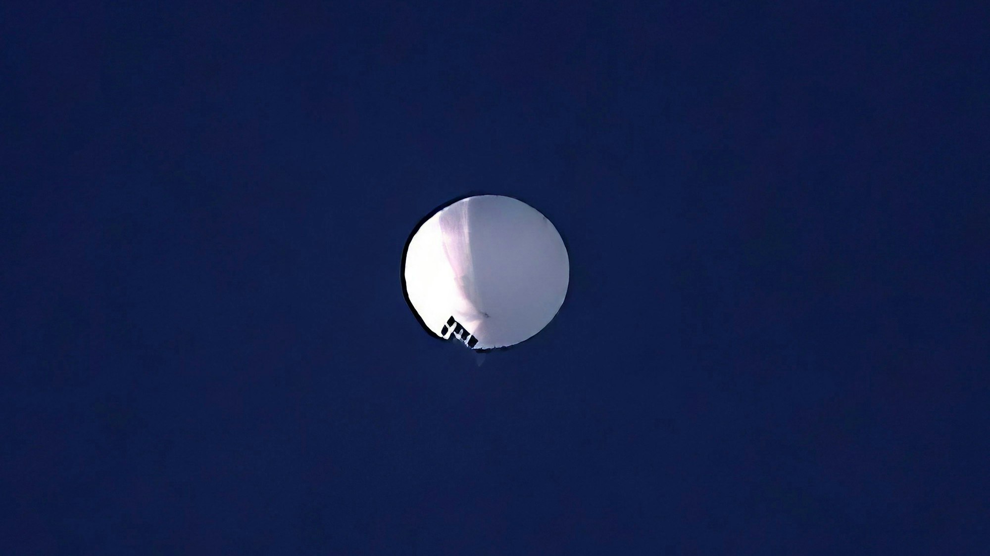 Dieser chinesische Spionageballon wurde im Februar über dem Norden der USA gesichtet und später abgeschossen. Nun ist ein neuer Ballon aufgetaucht, China soll diesmal aber nicht unter Verdacht stehen.