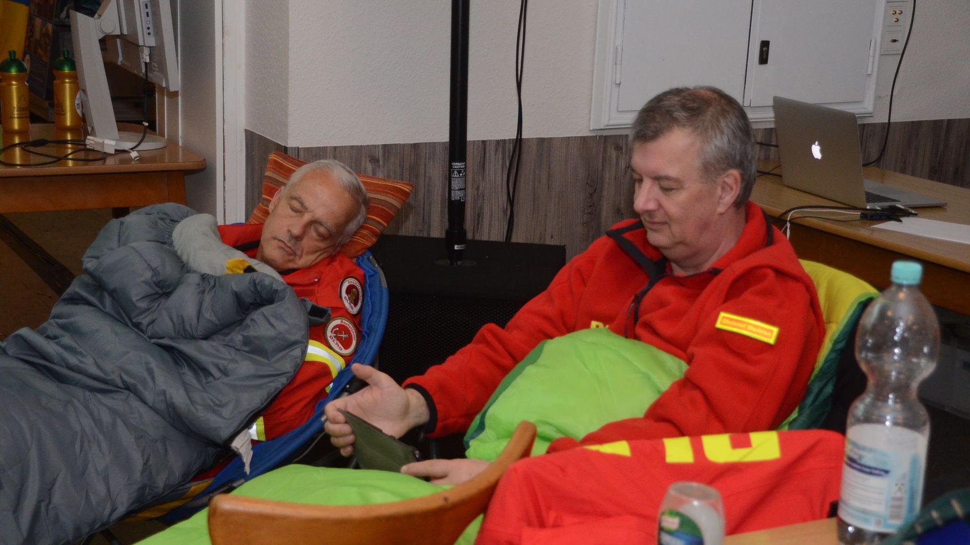 Helfer der DLRG schlugen sich im Schützenhaus Niederpleis die Nacht um die Ohren.