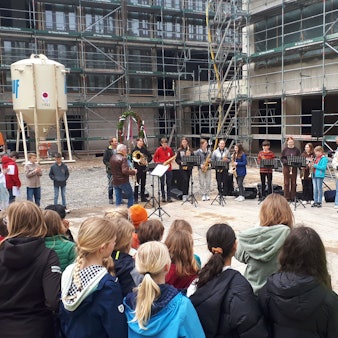 Mehr als 200 Gäste hatten sich zur Zeremonie vor dem Neubau des DKG versammelt.