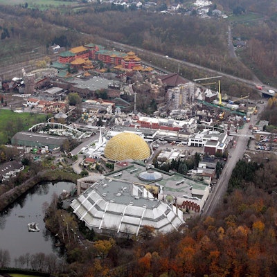 Luftaufnahmen vom Phantasialand aus dem Jahr 2006. Oben im Bild sind Bauarbeiten an der Achterbahn Black Mamba zu sehen.