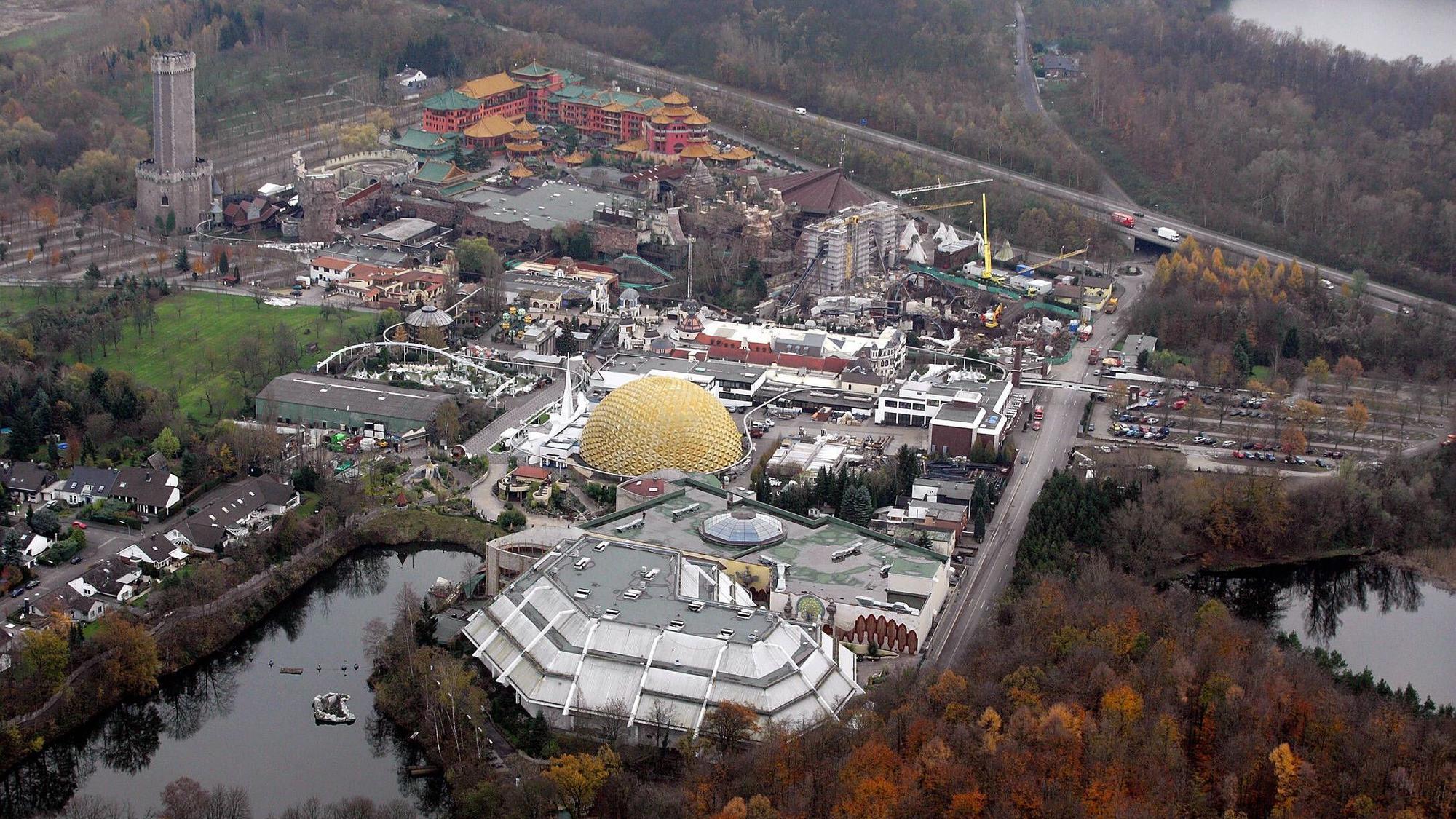 Luftaufnahmen vom Phantasialand aus dem Jahr 2006. Oben im Bild sind Bauarbeiten an der Achterbahn Black Mamba zu sehen.