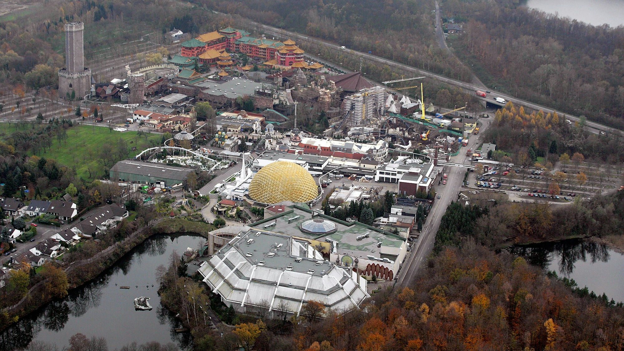 Luftaufnahmen vom Phantasialand aus dem Jahr 2006. Oben im Bild sind Bauarbeiten an der Achterbahn Black Mamba zu sehen.