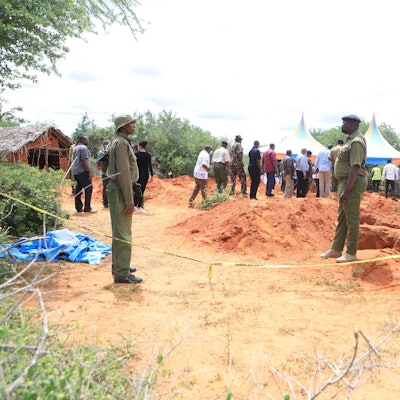 Polizeibeamte stehen in Kenia neben einer Absperrung vor Gräbern, aus denen die Polizei die Leichen von Opfern eines christlichen Sektenkults exhumiert. (Archivbild)
