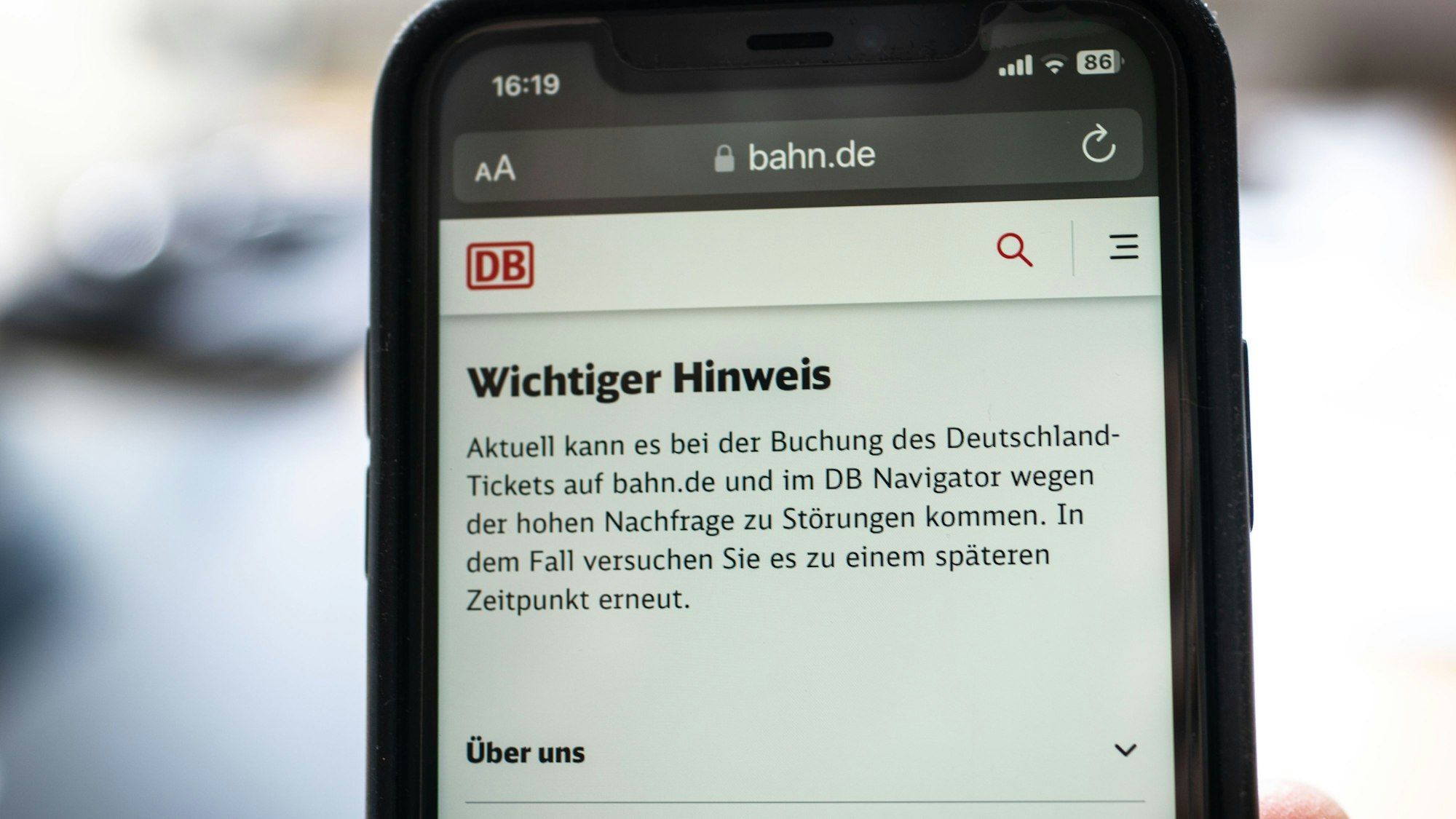 Auf der Homepage der Deutschen Bahn wurde schon Montag darauf hingewiesen, dass es bei der Online-Buchung des Deutschlandtickets wegen der hohen Nachfrage zu Störungen komme.