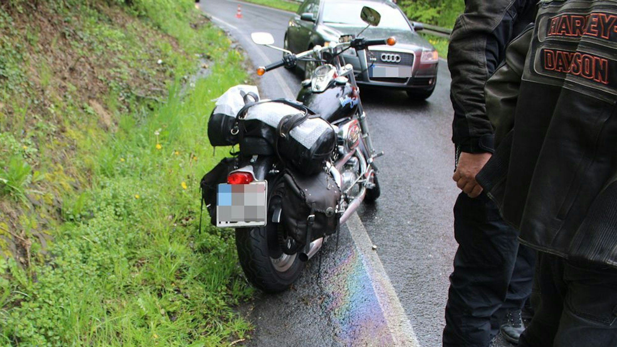 Ein Motorrad steht neben der Straße, auf der eine 75 Jahre alte Bikerin verunglückt ist.