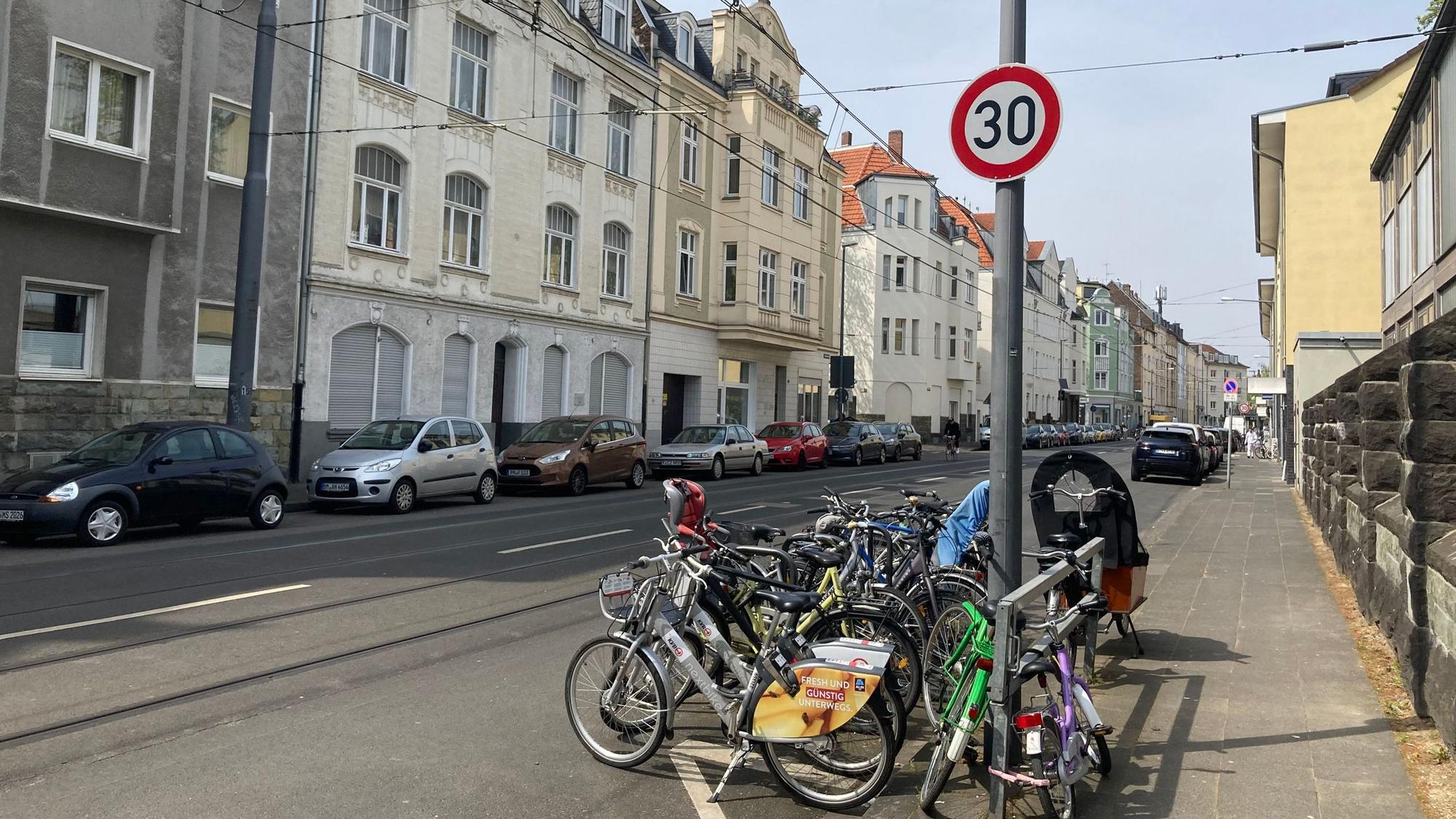 Mast mit Tempo-30-Schild vor der Schule Nußbaumerstraße.