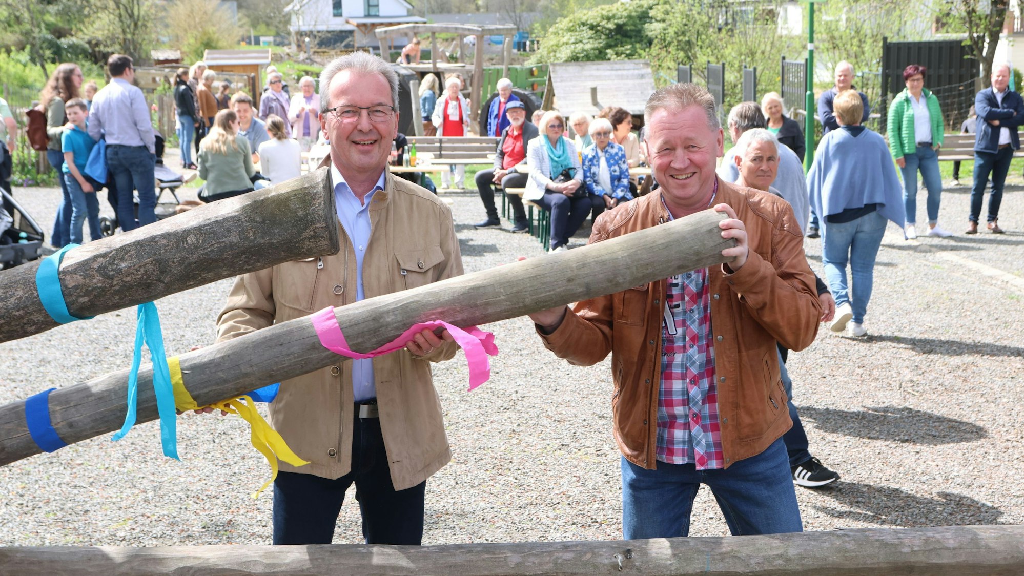 Bürgermeister Rüdiger Gennies und Frank Giebeler öffnen das „Gatter“ zum neuen Eckenhagener Barbarossaplatz.