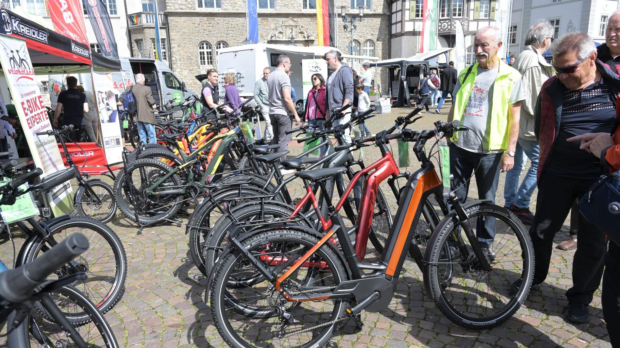 Es ist ein Bild der Mobilitätsmesse in Bergisch Gladbach zu sehen.