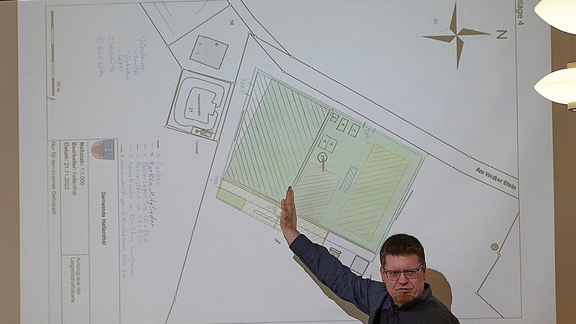 Bei einer Sitzung des Bau- und Planungsausschusses der Gemeinde Hellenthal stellte Stephan Elgas die Planung für das neue Vereinsgelände am Weißen Stein vor.