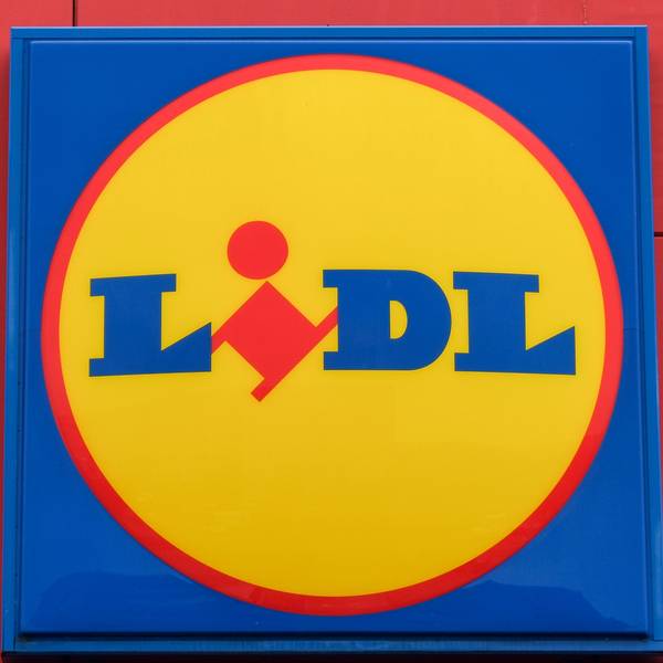 Das Logo von Discounter Lidl ist an einer rot angestrichenen Filiale zu sehen.