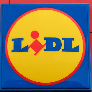 Das Logo von Discounter Lidl ist an einer rot angestrichenen Filiale zu sehen.