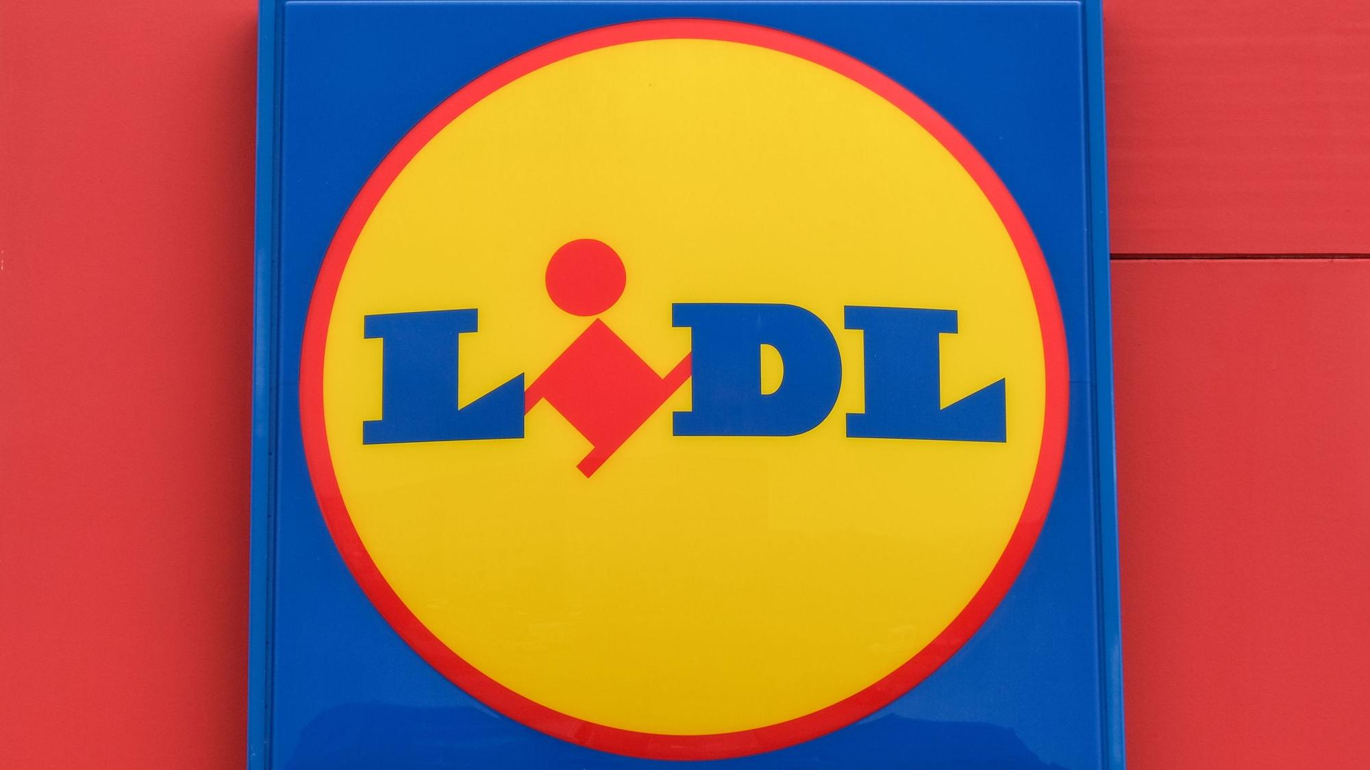 Das Logo von Discounter Lidl ist an einer rot angestrichenen Filiale zu sehen.