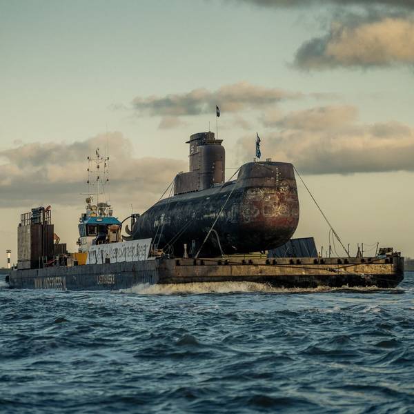 Auf dem Foto ist das U-Boot, das auf einem 85 Meter langen Schwimmponton transportiert wird, zu sehen.