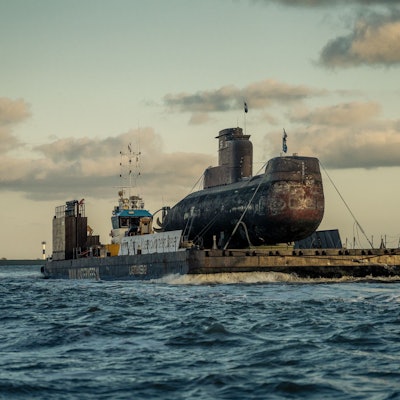 Auf dem Foto ist das U-Boot, das auf einem 85 Meter langen Schwimmponton transportiert wird, zu sehen.