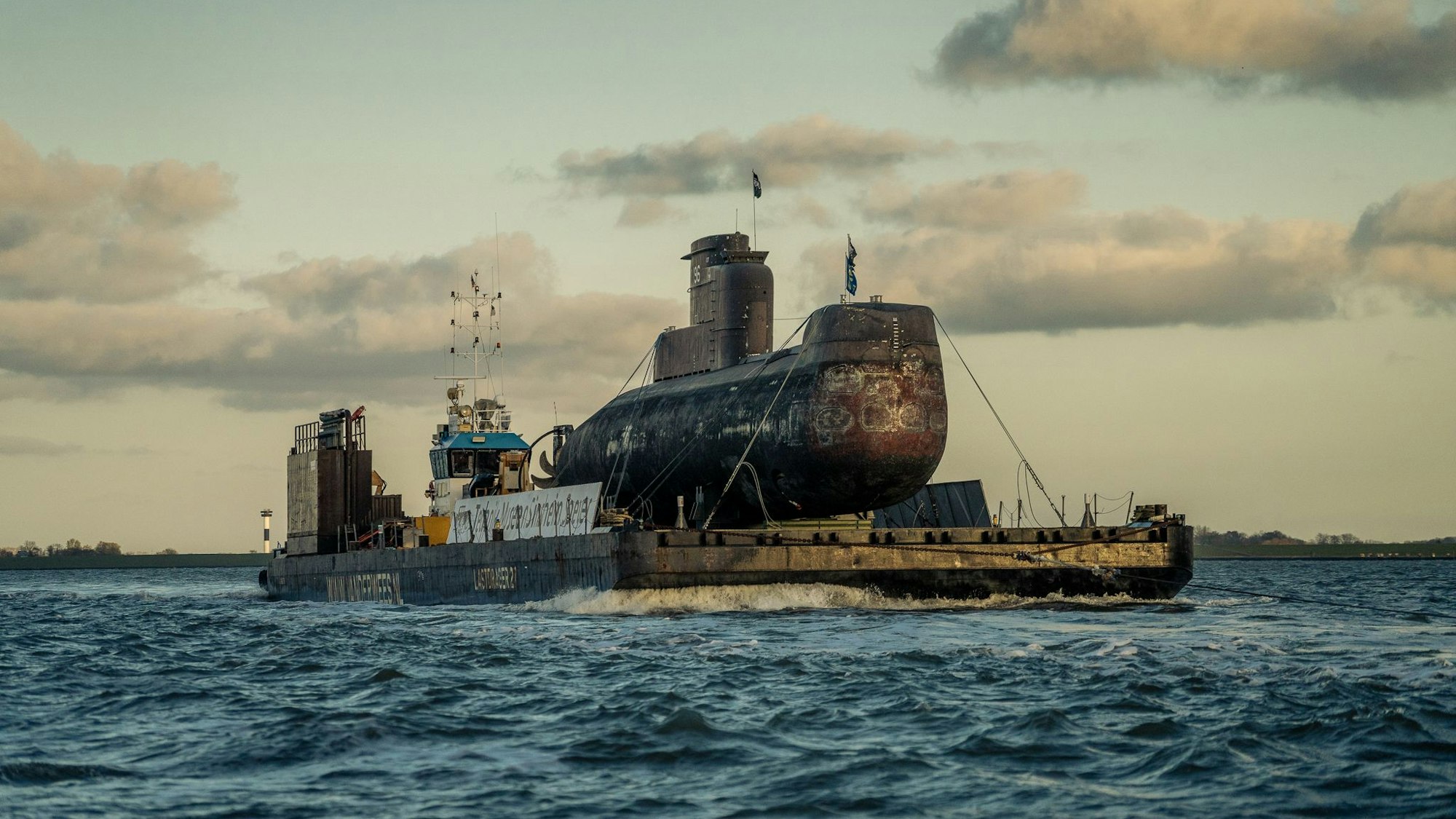Das ausrangierte U-Boot U17 wird von Kiel bis nach Sinsheim überführt. Hier ist es auf dem Wasser zu sehen.