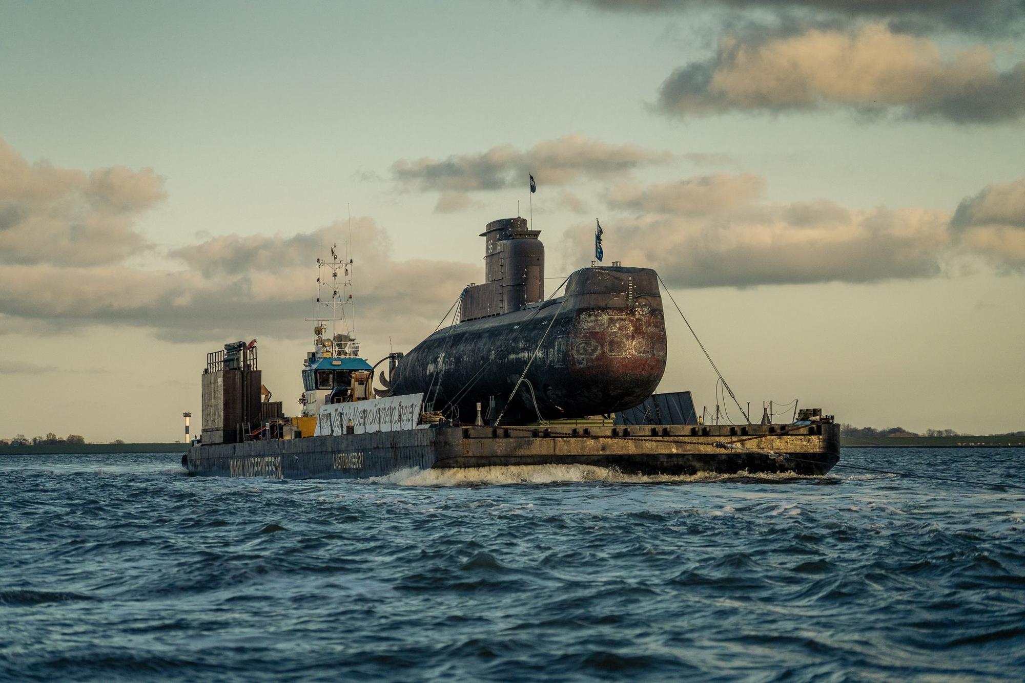 Das ausrangierte U-Boot U17 wird von Kiel bis nach Sinsheim überführt. Hier ist es auf dem Wasser zu sehen.