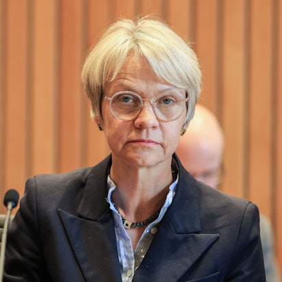 Dorothee Feller (CDU), Schulministerin, sitzt im Schulausschuss des Landtags in Nordrhein-Westfalen.