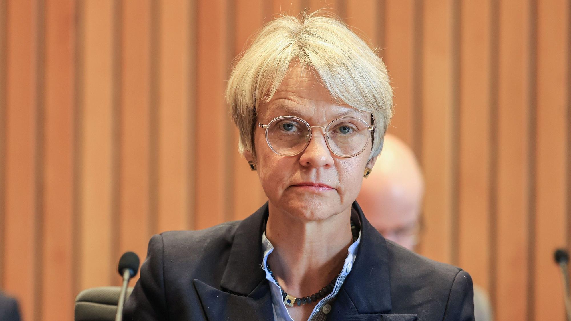 Dorothee Feller (CDU), Schulministerin, sitzt im Schulausschuss des Landtags in Nordrhein-Westfalen.