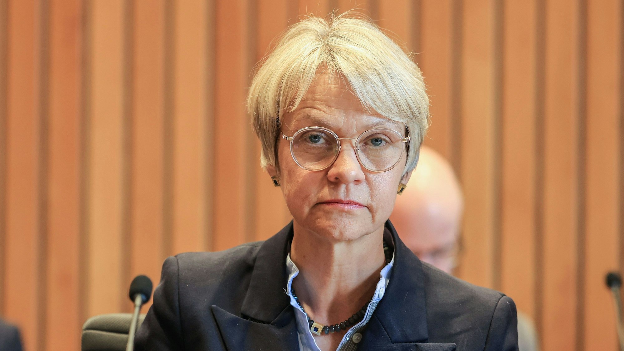 Dorothee Feller (CDU), Schulministerin, sitzt im Schulausschuss des Landtags in Nordrhein-Westfalen.