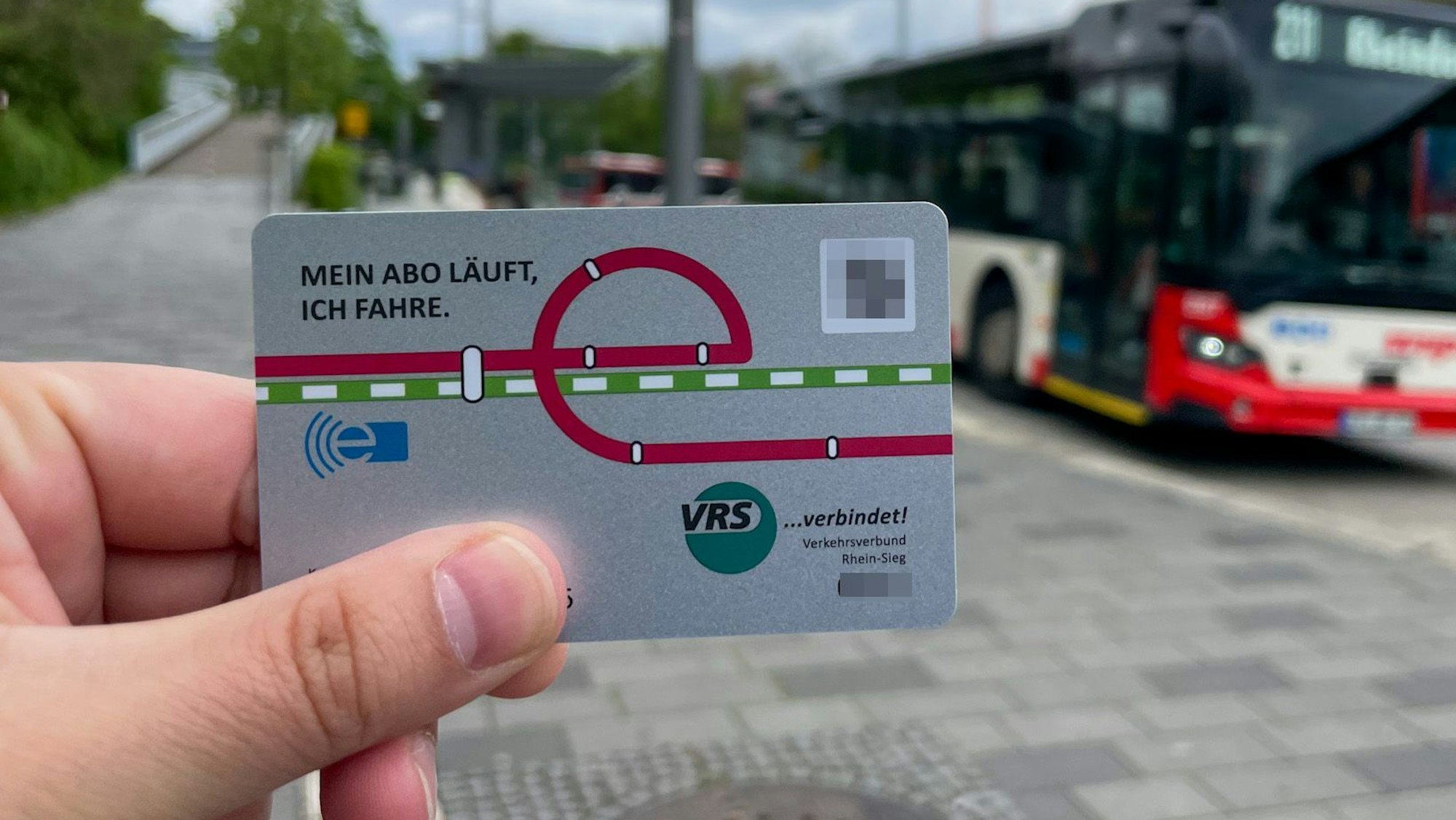 2. Mai 2023: Das Deutschlandticket ist gestartet, wir haben uns in Leverkusen umgehört.
Im Vordergrund ist das Deutschladnticket zu sehen, im Hintergrund der Busbahnhof in Leverkusen-Mitte.
Christof Schmidt will mit dem Ticket auch mal etwas weiter in die Region fahren.
Christof Schmidt steht am Leverkusener Busbahnhof und hält sein Deutschlandticket vor sich.