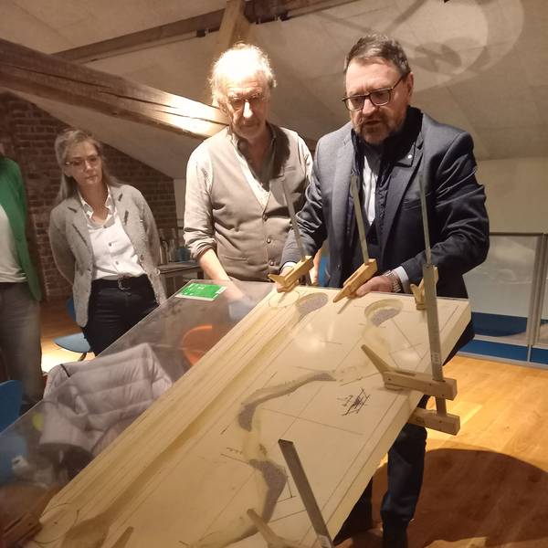 Mit Stahlkugeln sollen die Besucher später das Verhalten eine Baches in unterschiedlichen Betten simulieren können. Heinz Geusen und Hartmut Hövel demonstrierten, wie es geht.