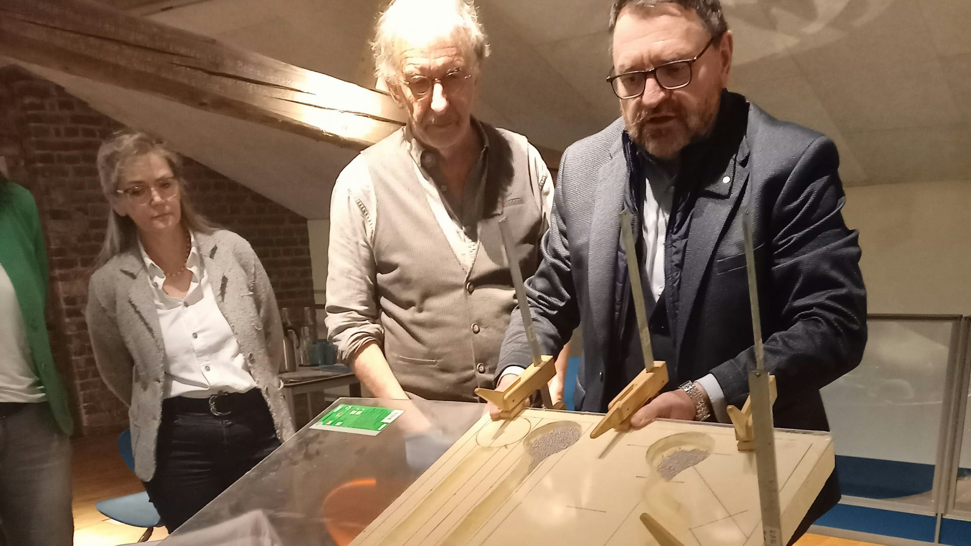 Mit Stahlkugeln sollen die Besucher später das Verhalten eine Baches in unterschiedlichen Betten simulieren können. Heinz Geusen und Hartmut Hövel demonstrierten, wie es geht.