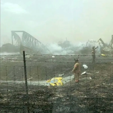 Ersthelfer arbeiten an der Unfallstelle eines Unfalls an der Interstate 55. Ein schwerer Sandsturm hat auf einer Fernstraße im US-Bundesstaat Illinois zahlreiche Unfälle ausgelöst, bei denen mehrere Menschen ums Leben gekommen sind.