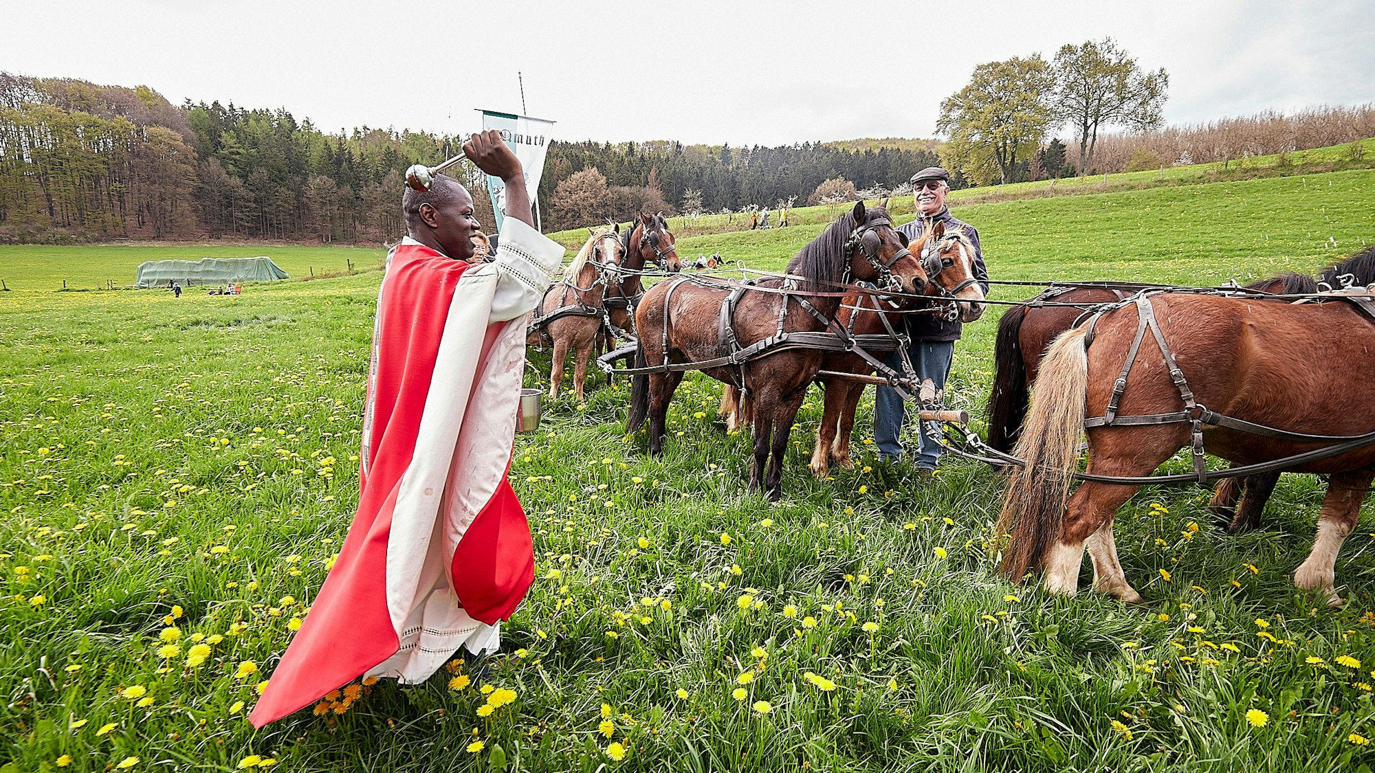 Es ist die Segnung der Pferde zu sehen.