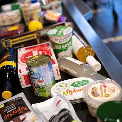 Lebensmittel auf einem Kassenband.