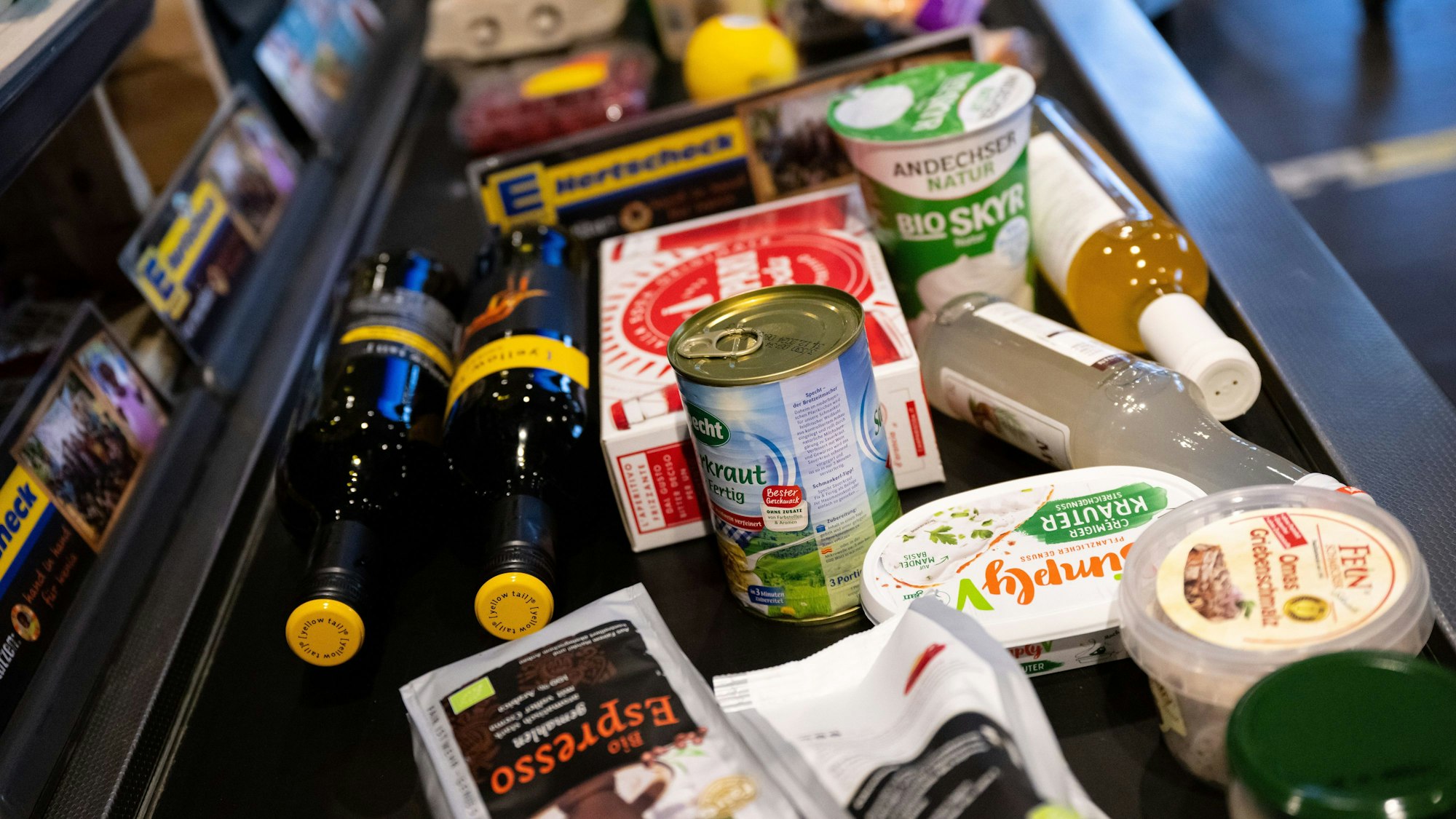 Lebensmittel auf einem Kassenband.