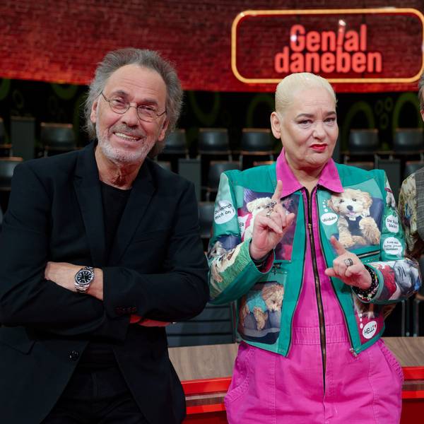 Die Komiker Hugo Egon Balder, Hella von Sinnen und Wigald Boning stehen bei einem Set-Termin von „Genial daneben“ im Kölner Studio.