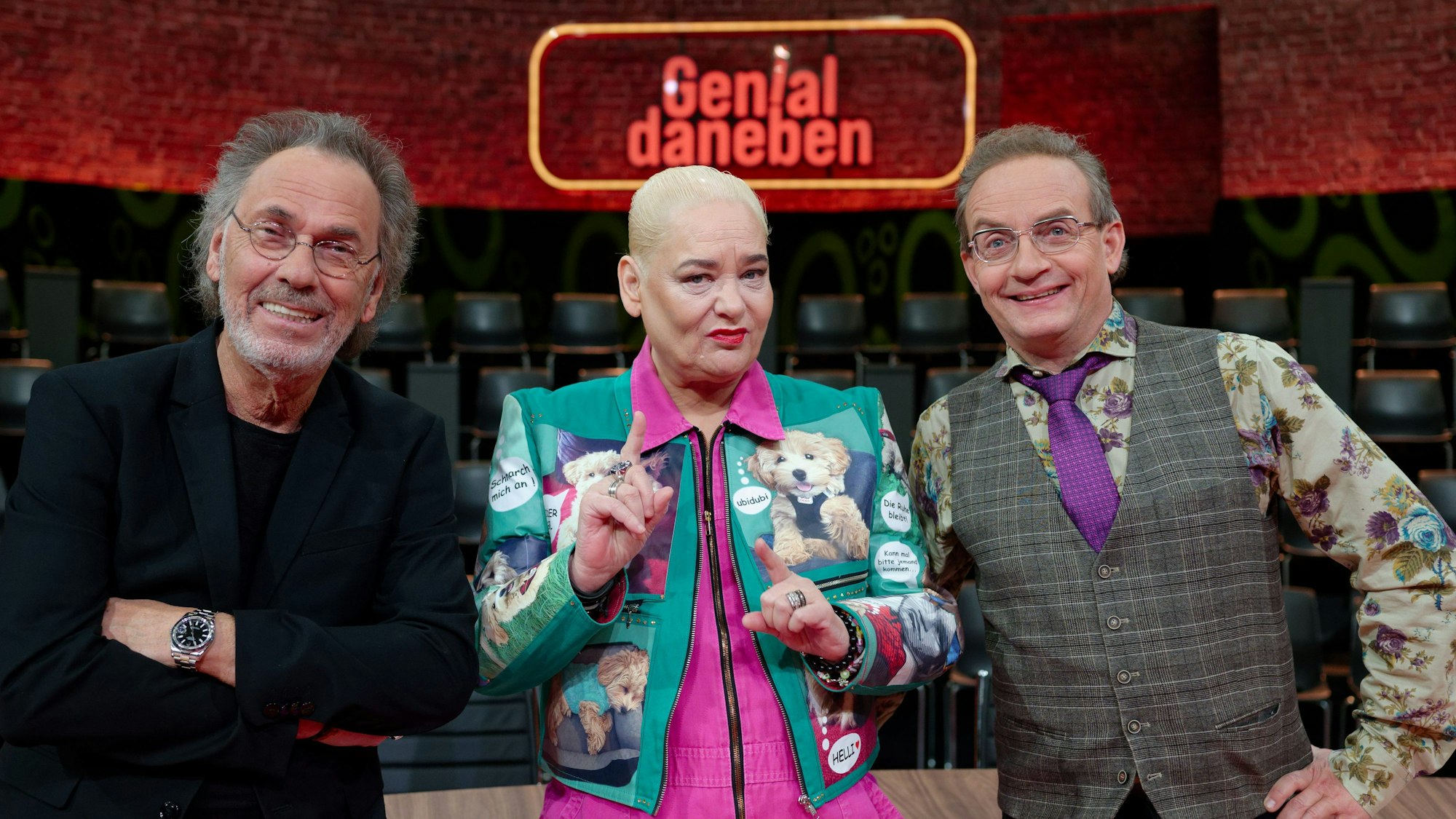 Die Komiker Hugo Egon Balder, Hella von Sinnen und Wigald Boning stehen bei einem Set-Termin von „Genial daneben“ im Kölner Studio.