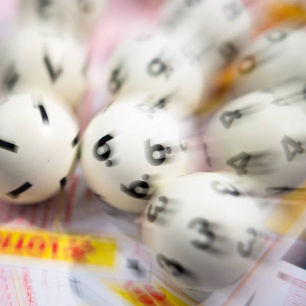 Lotto-Kugeln liegen auf einem Lottoschein (gestellte Szene, Aufnahme mit Zoomeffekt).